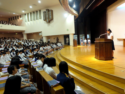 教育実習生が全校礼拝の中で生徒に向けてメッセージ 最新のお知らせ 香蘭女学校 中等科 高等科 st hilda s school